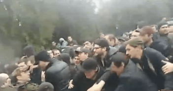 სოხუმში შეტაკებები დაიწყო. ამ წუთებში უმძიმესი ვითარებაა, ნახეთ (ვიდეო)